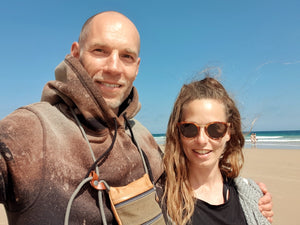 Lena und Wenzel testen ihre Schlüsselbänder in der Wildnis