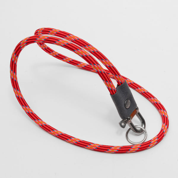 Das Schlüsselband Glow von WNZL. Dieser Keyloop wir aus 7.2mm starken Gletscherseil gefertigt und leuchtet in einem brillianten Pink mit kleinen weißen und Himmelblauen einsprenkelungen. 