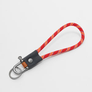 Das Schlüsselband Glow von WNZL. Dieser Keyloop wir aus 7.2mm starken Gletscherseil gefertigt und leuchtet in einem brillianten Pink mit kleinen weißen und Himmelblauen einsprenkelungen. 
