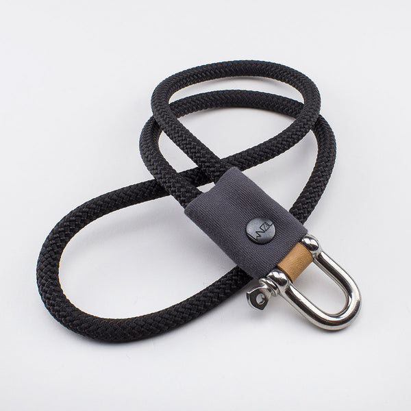 Schlüsselband Black in der Größe (L)   Dieser WNZL Keyloop wird aus 7.0 mm starken Seil gefertigt. Farbkombination: schwarzes Seil, stahlgrauer Stoff und braunes Leder, zeitlos und elegant. 