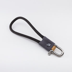 Schlüsselband Black in der Größe (M)   Dieser Keyloop wird aus 7.0 mm starken Seil gefertigt. Farbkombination: schwarzes Seil, stahlgrauer Stoff und braunes Leder, zeitlos und elegant. 