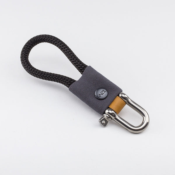 Schlüsselband Black in der Größe (S)   Dieser Keyloop wird aus 7.0 mm starken Seil gefertigt. Farbkombination: schwarzes Seil, stahlgrauer Stoff und braunes Leder, zeitlos und elegant. 