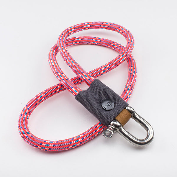 Das Schlüsselband Glow von WNZL. Dieser Keyloop wir aus 7.2mm starken Gletscherseil gefertigt und leuchtet in einem brillianten Pink mit kleinen weißen und Himmelblauen einsprenkelungen. 