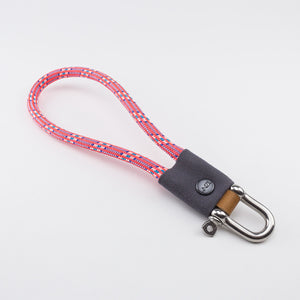 Das Schlüsselband Glow von WNZL. Dieser Keyloop wir aus 7.2mm starken Gletscherseil gefertigt und leuchtet in einem brillianten Pink mit kleinen weißen und Himmelblauen einsprenkelungen. 