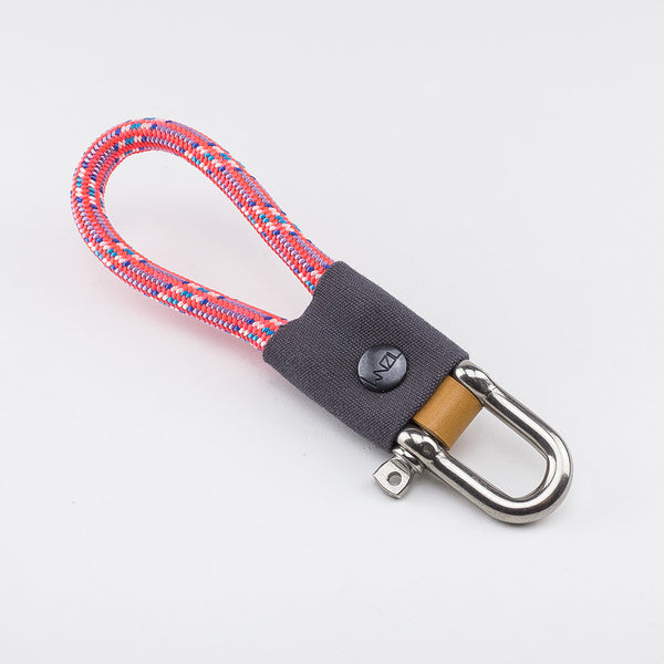 Das Schlüsselband Glow von WNZL. Dieser Keyloop wir aus 7.2mm starken Gletscherseil gefertigt und leuchtet in einem brillianten Pink mit kleinen weißen und Himmelblauen einsprenkelungen. 